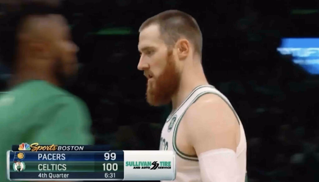 Aron Baynes on court