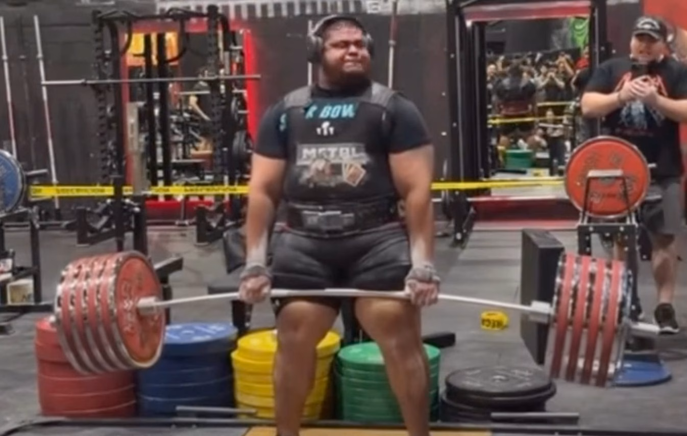 Raúl Flores mid-lift during his 504 kg training pull