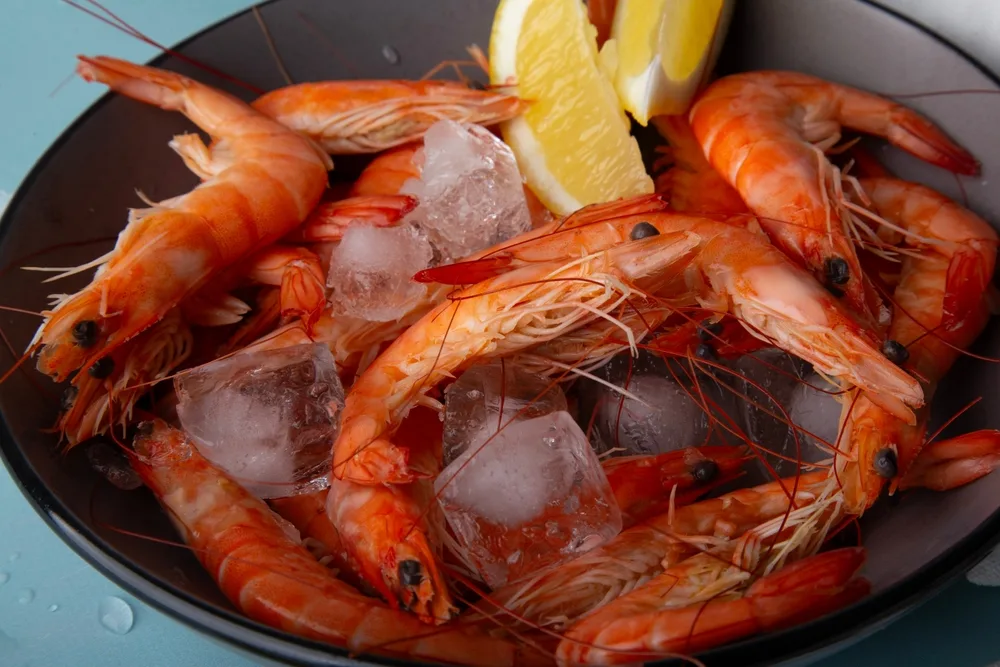 Cooked prawns with lemon, a high-protein snack